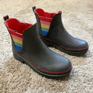 NWOT Boden Bamburgh Wellington Boots - Classic Khaki/Cherry Red (Size 9)